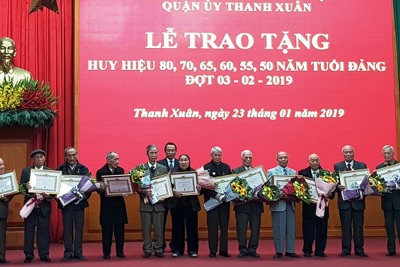 Quận Thanh Xuân trao tặng Huy hiệu Đảng cho các đảng viên