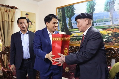 Chủ tịch UBND TP Nguyễn Đức Chung thăm, chúc Tết các gia đình chính sách