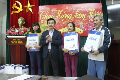 Trao 10 suất quà Tết cho các gia đình chính sách phường Kim Giang