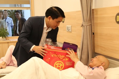 Chủ tịch UBND TP Nguyễn Đức Chung thăm Bệnh viện Ung Bướu Hà Nội