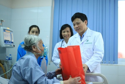 Phó Chủ tịch UBND TP Hà Nội Ngô Văn Quý tặng quà Tết cho bệnh nhân