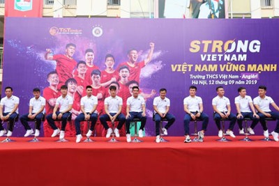 Strong Vietnam: Cầu thủ Bùi Tiến Dũng từng khóc vì hoang mang