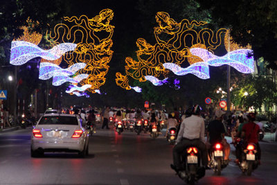 Trang trí đường phố Hà Nội: Bớt lòe loẹt nhưng chưa hiện đại