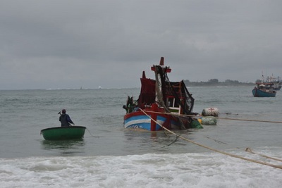 Quảng Ngãi: Tàu cá bị sét đánh, 8 ngư dân may mắn thoát chết