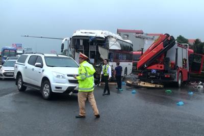Xe khách đâm xe cứu hỏa trên cao tốc Pháp Vân - Cầu Giẽ, nhiều người bị thương