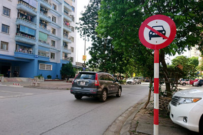 Văn Quán, nhiều xe ô tô đi ngược chiều đường vi phạm luật giao thông