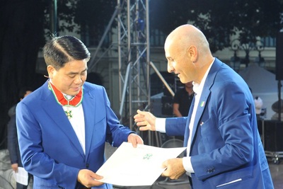 Chủ tịch UBND TP Hà Nội Nguyễn Đức Chung nhận Huân chương Công trạng do Tổng thống Italia trao tặng