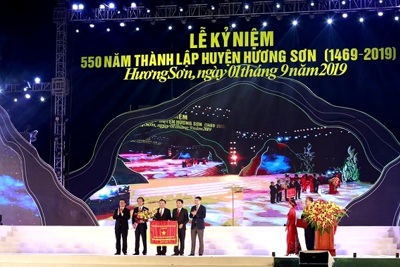 Hà Tĩnh: Kỷ niệm 550 thành lập huyện Hương Sơn và đón nhận cờ thi đua của Chính phủ