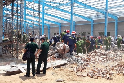 Sập nhà xưởng đang xây khiến ít nhất 5 công nhân tử vong