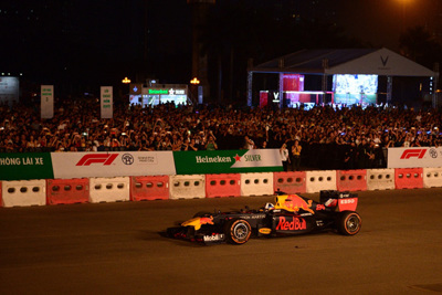 Sự kiện khởi động Formula 1 Việt Nam Grand Prix thu hút hàng vạn khán giả