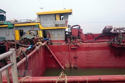Quảng Ninh bắt 5 tàu khai thác cát trái phép tại khu vực Móng Cái