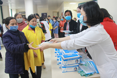 Bệnh viện Hữu Nghị phát miễn phí 1.200 chiếc khẩu trang cho bệnh nhân