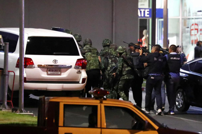 Đang diễn ra cuộc vây bắt lính Thái Lan xả súng hàng loạt tại trung tâm thương mại