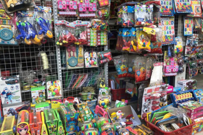 Nhộn nhịp mua sắm đồ chơi cho trẻ
