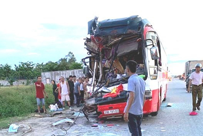 Nghệ An: Va chạm giữa xe khách và container, 15 người thương vong