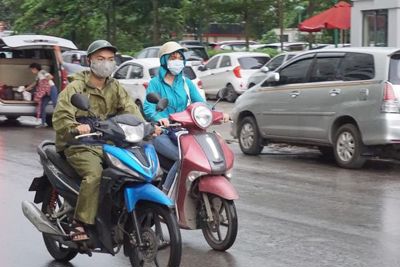 "Mưa vàng" giải nhiệt cho Hà Nội, dông lốc làm tốc mái gần 100 căn nhà ở Hà Tĩnh