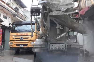 Xe tải nặng “tra tấn” đường xã Lại Yên