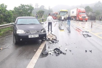 Tai nạn liên hoàn trên cao tốc Nội Bài - Lào Cai khiến 2 tài xế bị thương nặng