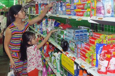 Hàng Việt chịu lỗ để vào siêu thị ngoại?