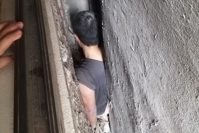 Hà Nội: Người đàn ông mắc kẹt trong khe tường nhà được cảnh sát giải cứu
