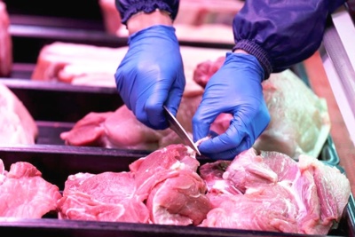 Hà Nội: Giá thịt lợn giảm trong ngày Rằm tháng Chạp, đào cành đắt giá