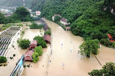 Đã có 32 người chết và mất tích, gần 10.000 ngôi nhà bị ngập do mưa lũ