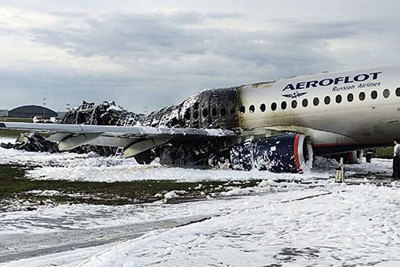 Khoảnh khắc tiếp viên Nga dũng cảm hy sinh cứu hành khách trong máy bay bốc cháy