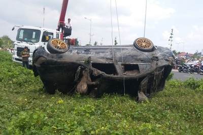 Tiền Giang: Trục vớt ô tô Mercedes lao xuống kênh khiến 3 người tử vong