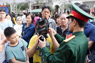 Quận Thanh Xuân: Tập huấn sử dụng mặt nạ phòng độc cho người dân