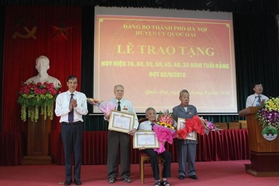Phó Bí thư Thành ủy Đào Đức Toàn trao Huy hiệu Đảng cho đảng viên huyện Quốc Oai