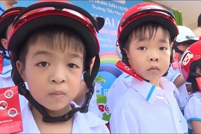 Quảng Ngãi: Tặng hơn 21.000 mũ bảo hiểm cho học sinh lớp 1