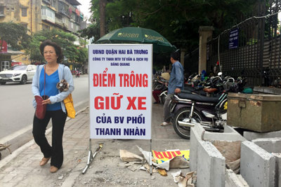 Vỉa hè phố Thanh Nhàn  không còn lối cho người đi bộ