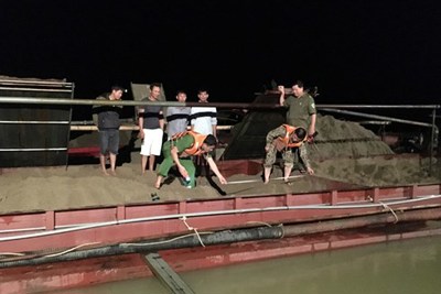 Bắt giữ 6 tàu đang khai thác cát trái phép trên sông Lam