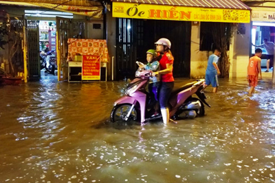 TP Hồ Chí Minh: Triều cường lên 1,68 m làm vỡ bờ bao, nhiều nhà dân quận 8 chìm trong nước