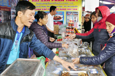 Phiên chợ Việt tại ngoại thành: Người dân và doanh nghiệp cùng có lợi