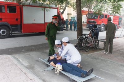 Nỗ lực cứu người trong vụ cháy giả định tại trụ sở phường Hạ Đình