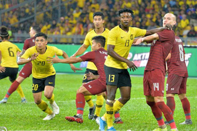 Thua ngược trước ĐT Malaysia, ĐT Thái Lan mất ngôi đầu bảng