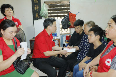 Hội Chữ thập đỏ Hà Nội thăm, động viên gia đình nữ công nhân tử vong trong vụ “xe điên”