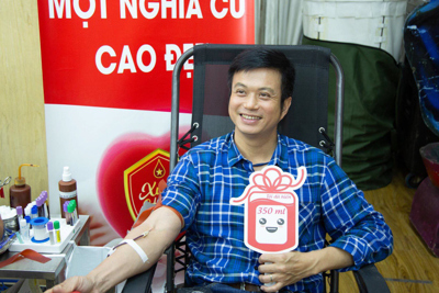 Phó Viện trưởng Khôi trong phim Sinh tử tươi rói tham gia hiến máu