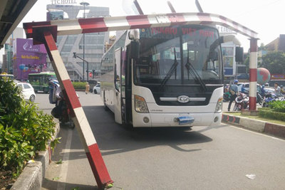 Cửa ngõ sân bay Tân Sơn Nhất ùn tắc nghiêm trọng vì xe khách mất lái