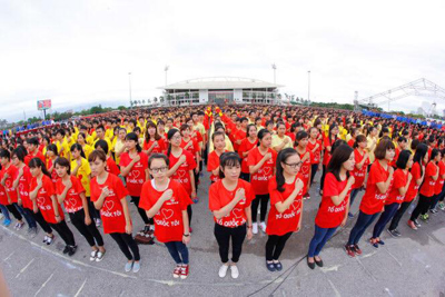 Thanh niên Hà Nội hát Quốc ca cùng đội tuyển Olympic Việt Nam