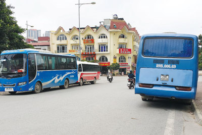 [Điểm nóng giao thông] Xe đưa đón học sinh cản trở giao thông