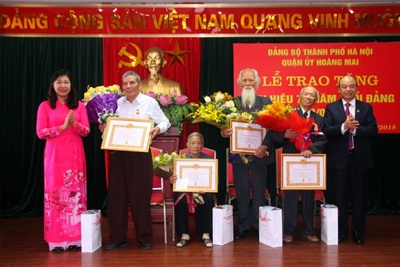 Hoàng Mai: Trao Huy hiệu 70 năm tuổi Đảng cho các đảng viên lão thành