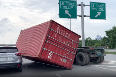 Hãi hùng container rơi đè ôtô trên đường dẫn cao tốc