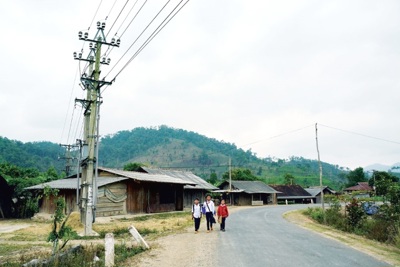 Còn 1.422 thôn bản vùng dân tộc miền núi chưa có điện, phải dùng dầu thắp sáng