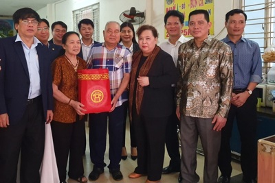 Chủ tịch HĐND TP Nguyễn Thị Bích Ngọc thăm, tặng quà gia đình chính sách tiêu biểu quận Hà Đông