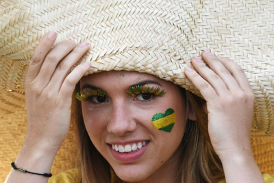 Ngắm "màu cờ, sắc áo" được vẽ trên mặt những nữ CĐV xinh đẹp tại World Cup 2018