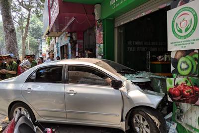 Hà Nội: Kinh hãi nữ tài xế lái "xe điên" lao thẳng vào nhà dân