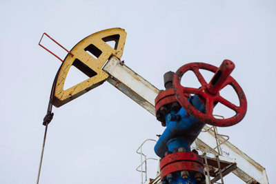 Nga phát tín hiệu giảm mạnh sản lượng, giá dầu tăng vọt lên 34 USD