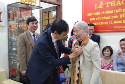 Phó Bí thư Thành ủy Đào Đức Toàn trao Huy hiệu Đảng cho đảng viên lão thành quận Thanh Xuân